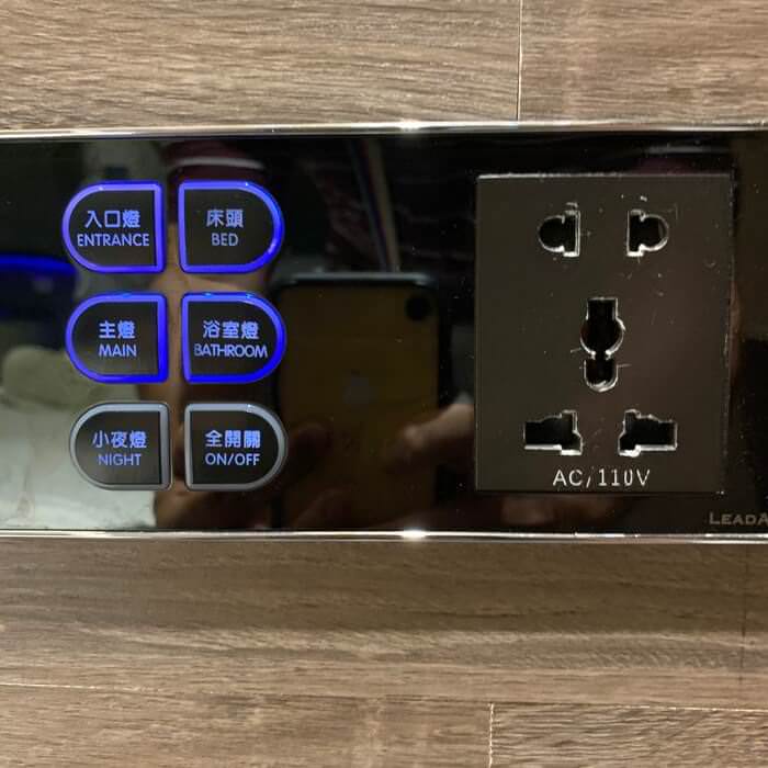 [礁溪住宿] 福岡6號溫泉飯店。房間床頭插座