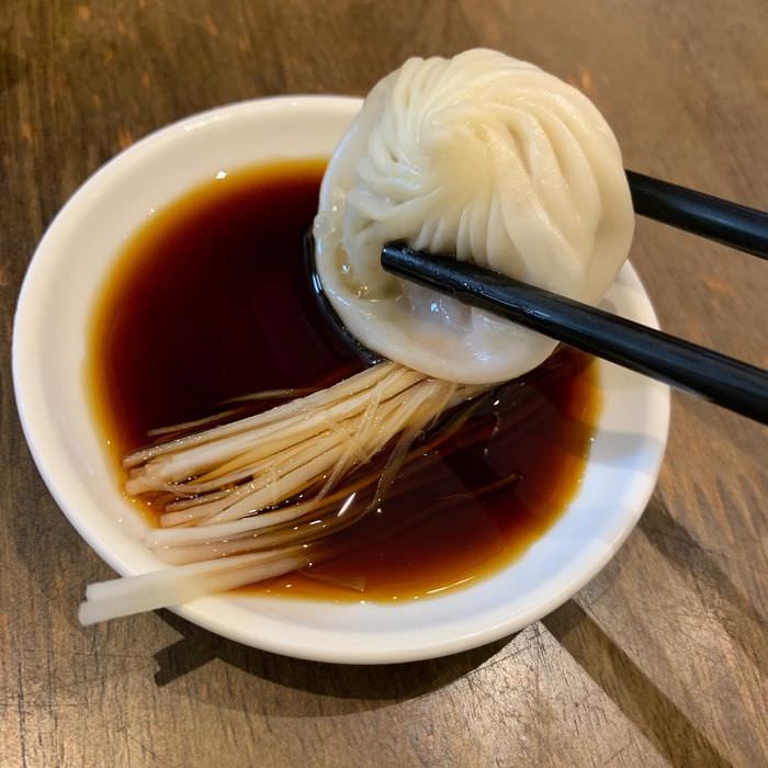 [中永和美食] 五草車中華麵食館永和店。小籠包醬