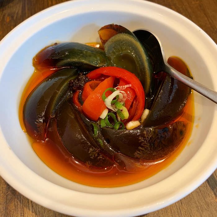 [中永和美食] 五草車中華麵食館永和店。燒椒皮蛋