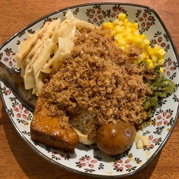 黑皮驊魯肉飯。旗魚鬆便當。