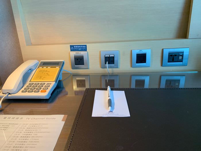 [台南安平住宿]臺邦商旅。商務商人房辦公桌上插座