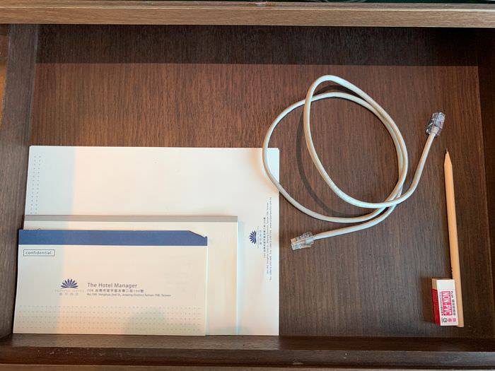 [台南安平住宿]臺邦商旅。商務商人房辦公桌抽屜網路線鉛筆橡皮擦