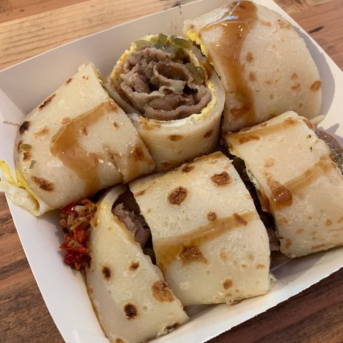 餓霸Brunch俗胖手作蛋餅。辣蝦醬超級好吃,新竹竹北早餐推薦。 - 第16張圖 新竹竹北餓霸。酸瓜瓜肉片蛋餅