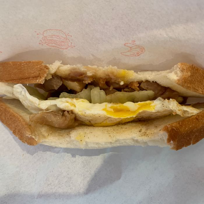 餓霸Brunch俗胖手作蛋餅。辣蝦醬超級好吃,新竹竹北早餐推薦。 - 第19張圖 新竹竹北餓霸。蒜酥雞腿蛋吐司俗胖切面