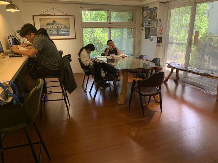 二街咖啡/竹北可以安靜讀書又可以好好拍照的網美咖啡廳推薦 - 第8張圖 新竹竹北二街咖啡/內用閱讀區