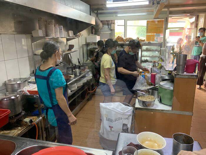 新竹阿婆早餐麵店/十八尖山新竹高中附近美食早餐午餐推薦/美味的背後藏著令人動容的堅毅故事/廚房