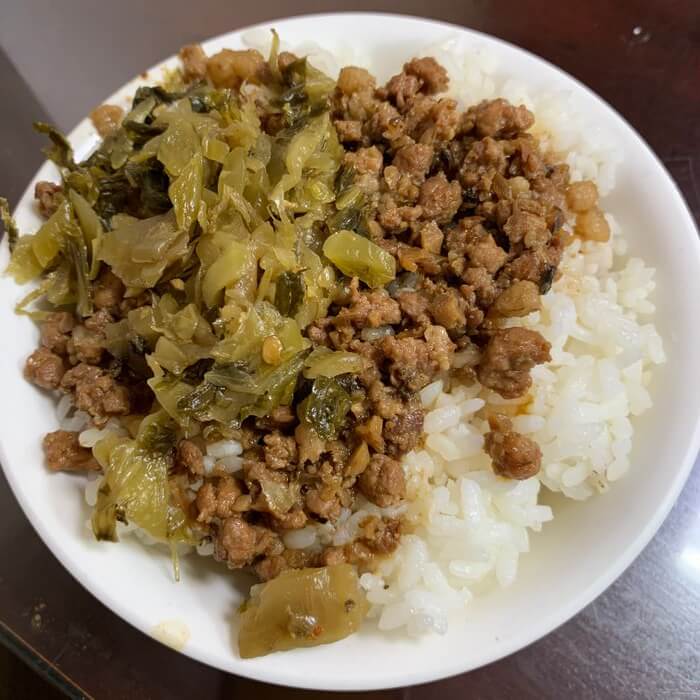 新竹阿婆早餐麵店/十八尖山新竹高中附近美食早餐午餐推薦/美味的背後藏著令人動容的堅毅故事/香菇肉燥飯