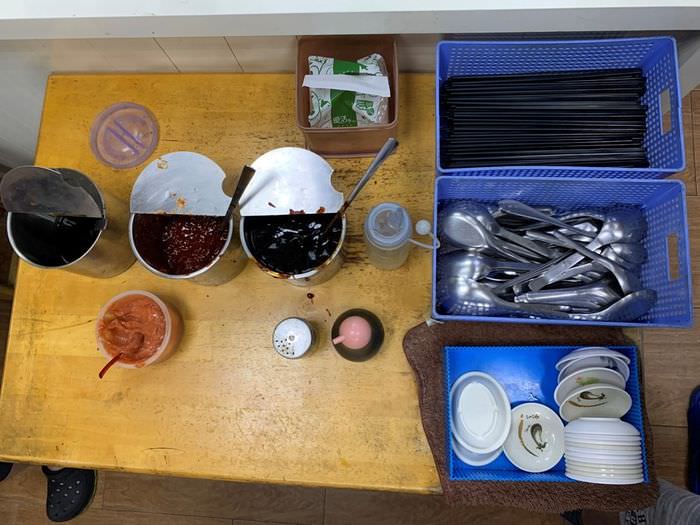 新竹阿婆早餐麵店/十八尖山新竹高中附近美食早餐午餐推薦/美味的背後藏著令人動容的堅毅故事/自助式醬料區