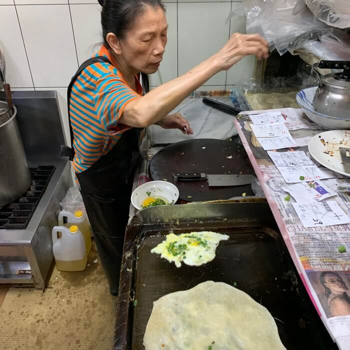 新竹阿婆早餐麵店/十八尖山新竹高中附近美食早餐午餐推薦/美味的背後藏著令人動容的堅毅故事/煎蛋餅的阿婆