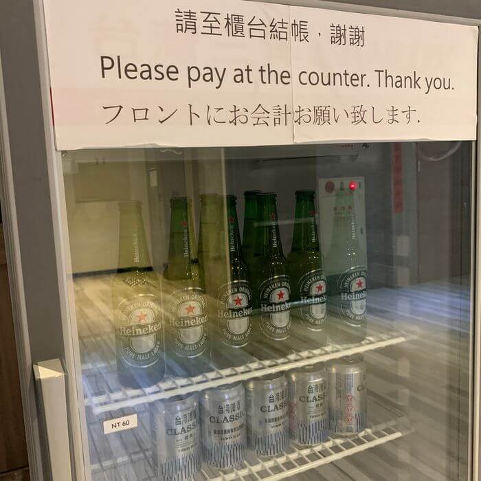 台南中西區住宿推薦/泊樂行旅赤崁店/海尼根啤酒