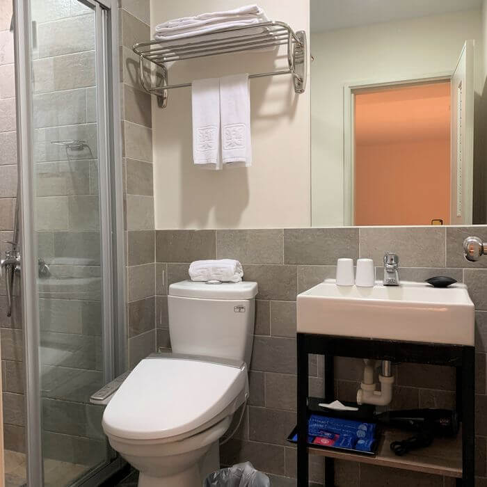 台南中西區住宿推薦/泊樂行旅赤崁店/豪華雙人房浴室