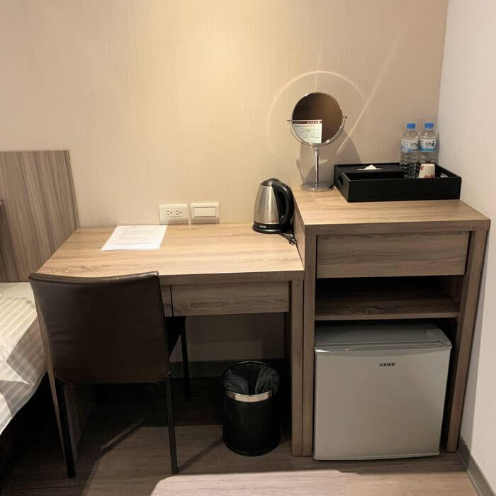 台南中西區住宿推薦/泊樂行旅赤崁店/豪華雙人房書桌