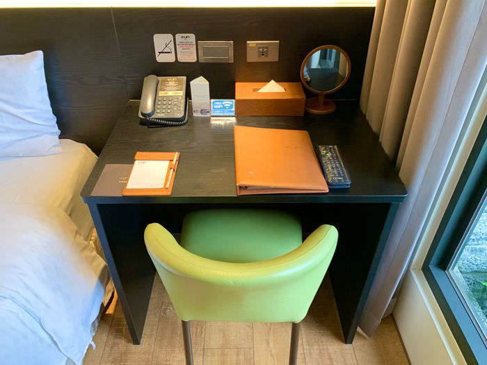 KUN HOTEL/台中逢甲住宿推薦/夜市附近高CP值飯店/走路5分鐘到夜市 - 第15張圖 台中逢甲住宿推薦/KUN HOTEL/夜市附近高CP值飯店/走路5分鐘到夜市/房間內書桌