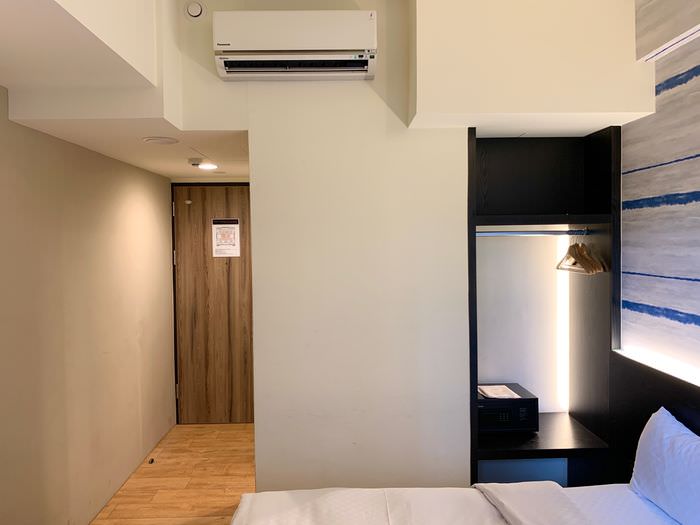 KUN HOTEL/台中逢甲住宿推薦/夜市附近高CP值飯店/走路5分鐘到夜市 - 第18張圖 台中逢甲住宿推薦/KUN HOTEL/夜市附近高CP值飯店/走路5分鐘到夜市/衣櫥、玄關
