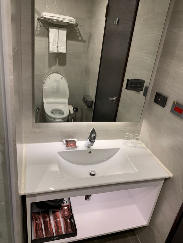 KUN HOTEL/台中逢甲住宿推薦/夜市附近高CP值飯店/走路5分鐘到夜市 - 第23張圖 台中逢甲住宿推薦/KUN HOTEL/夜市附近高CP值飯店/走路5分鐘到夜市/典藏雙人房浴室廁所TOILET