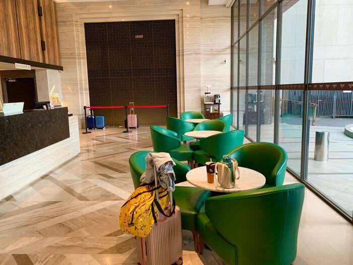 KUN HOTEL/台中逢甲住宿推薦/夜市附近高CP值飯店/走路5分鐘到夜市 - 第5張圖 台中逢甲住宿推薦/KUN HOTEL/夜市附近高CP值飯店/走路5分鐘到夜市/一樓大廳櫃台前