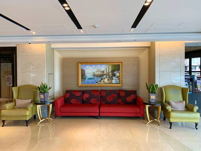 雲林斗六住宿推薦/緻麗伯爵酒店/一樓休息沙發