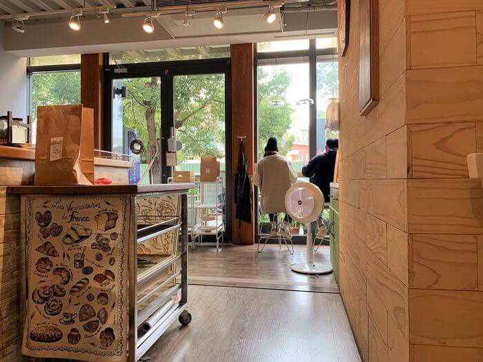 二十四分之一早午餐/新竹竹北早午餐推薦/戰斧豬排和各種剛出爐的麵包 - 第5張圖 新竹竹北早午餐推薦/二十四分之一早午餐手作麵包/一樓窗戶用餐區