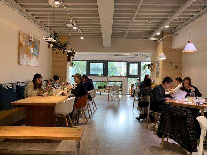 二十四分之一早午餐/新竹竹北早午餐推薦/戰斧豬排和各種剛出爐的麵包 - 第8張圖 新竹竹北早午餐推薦/二十四分之一早午餐手作麵包/二樓內用座位區