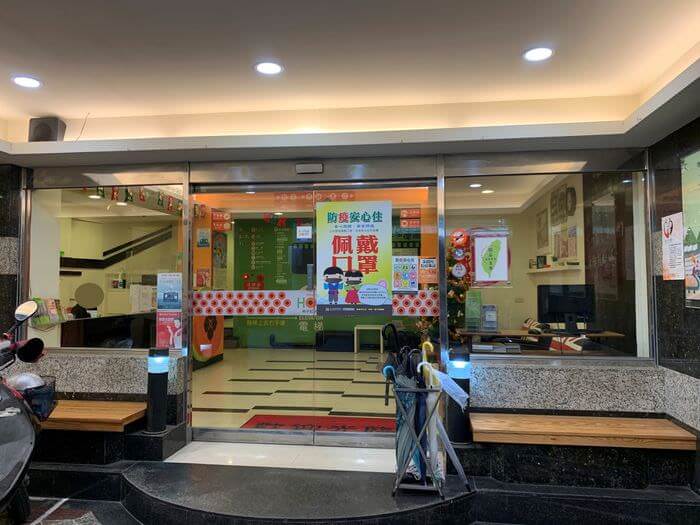 新竹火車站休息推薦/柿子紅快捷旅店/新竹市區10間休息價格整理/LOBBY外面