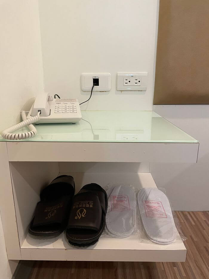 雲端商務旅館/新竹竹北附近休息推薦/竹北火車站後站步行1分鐘 - 第12張圖 花漾時尚旅館/新竹竹北附近休息推薦/電話、拖鞋