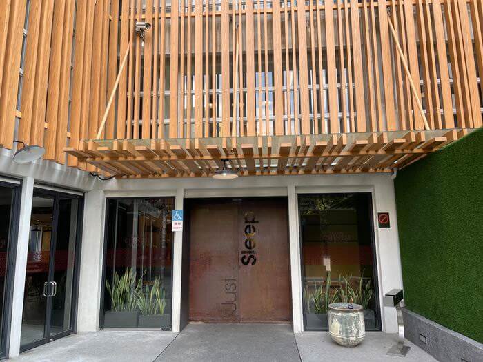 捷絲旅宜蘭礁溪館/溫泉親子飯店推薦/男女裸湯+戶外風呂SPA/礁溪兩天一夜怎麼玩/大門