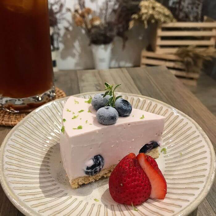 台中西屯咖啡廳Frini Café/逢甲東海大學附近不限時乾燥花咖啡館/綜合莓果乳酪蛋糕