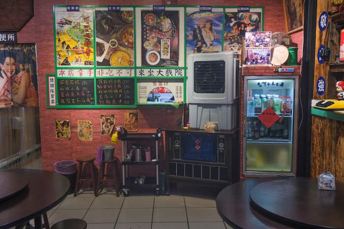 [竹北美食]呷奔來坐懷舊餐廳。新竹竹北多人合菜聚餐。竹北晚餐吃什麼~內用座位區域圓桌方桌