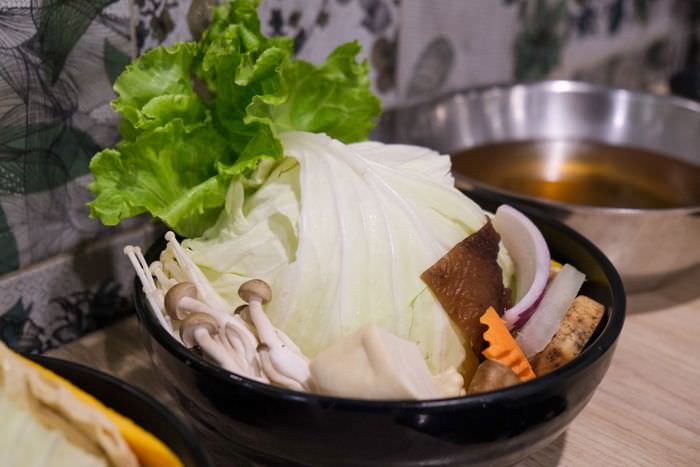 [新竹美食]湯作鍋物。新竹在地品牌。巨城附近火鍋聚餐推薦。新鮮菜盤