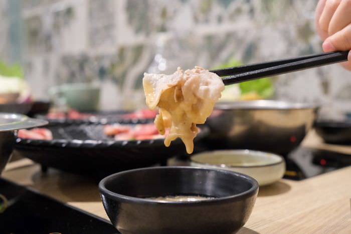 [新竹美食]湯作鍋物。新竹在地品牌。巨城附近火鍋聚餐推薦。豬肉沾白醬