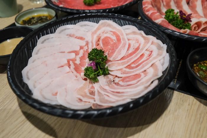 [新竹美食]湯作鍋物。新竹在地品牌。巨城附近火鍋聚餐推薦。花現究好豬