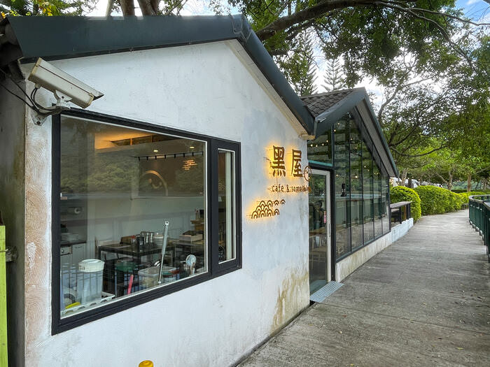 [花蓮咖啡廳] 黑屋Cafe。鯉魚潭景觀咖啡廳推薦。湖景第一排網美打卡玻璃屋。黑屋外觀