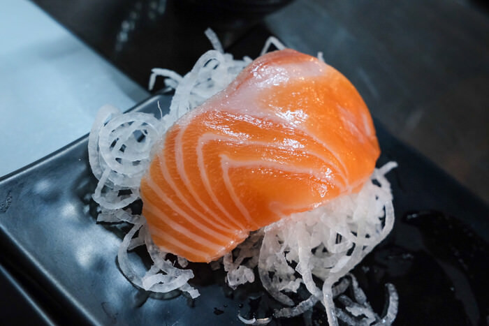 [花蓮美食] 花本家壽司。脂肪鮮美口感Q彈的高CP值壽司。綜合生魚片握壽司必點。鮭魚生魚片