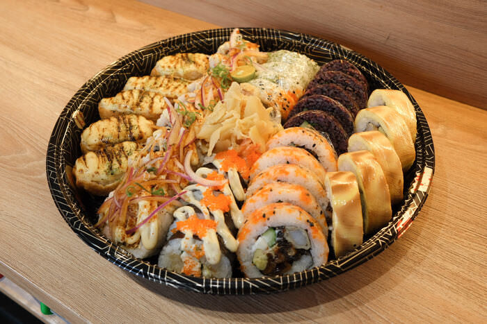 [新竹美食] 享稻Enjoy Sushi。新竹鐵道路外帶壽司，聚餐聚會日式料理好選擇。豪華大圓盤