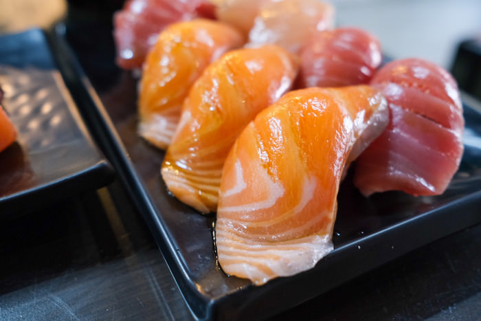 [花蓮美食] 花本家壽司。脂肪鮮美口感Q彈的高CP值壽司。綜合生魚片握壽司必點。鮭魚握壽司