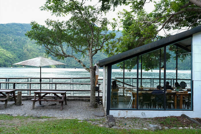 [花蓮咖啡廳] 黑屋Cafe。鯉魚潭景觀咖啡廳推薦。湖景第一排網美打卡玻璃屋。戶外拍照