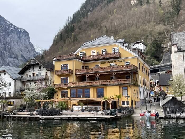 [奧捷自助] 哈修塔特Seehotel Grüner Baum，Hallstatt最美小鎮湖景飯店推薦。外觀