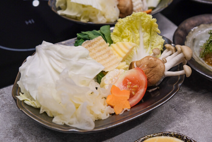 [新竹美食] 宗初火鍋。新竹大遠百附近美食推薦，日本究極A5和牛超讚。野菜拼盤
