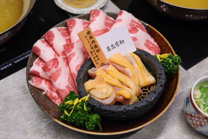 [新竹美食] 宗初火鍋。新竹大遠百附近美食推薦，日本究極A5和牛超讚。玉米雞