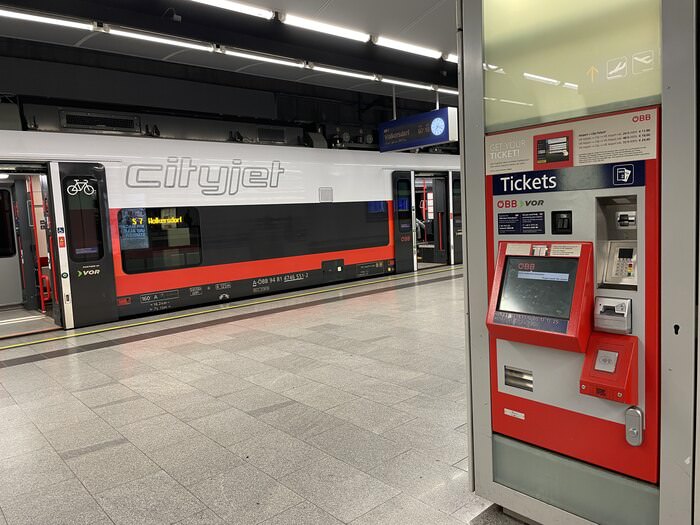 [奧捷自助] 維也納機場到市區中央車站交通攻略SOP。搭乘ÖBB。機器