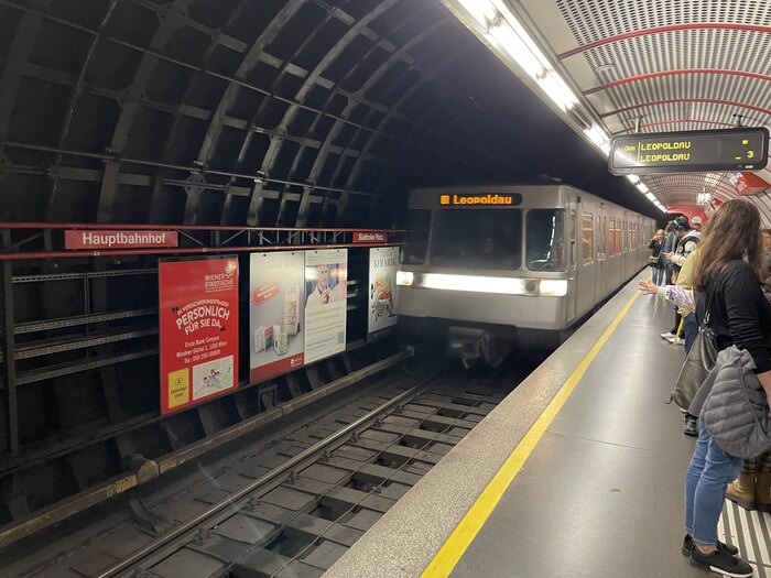 [奧捷自助] 維也納市區地鐵購買24小時一日票攻略。地鐵進站