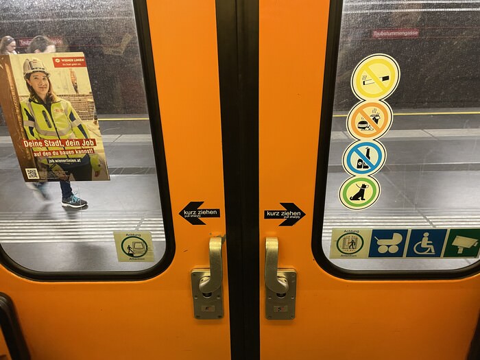 [奧捷自助] 維也納市區地鐵購買24小時一日票攻略。開門
