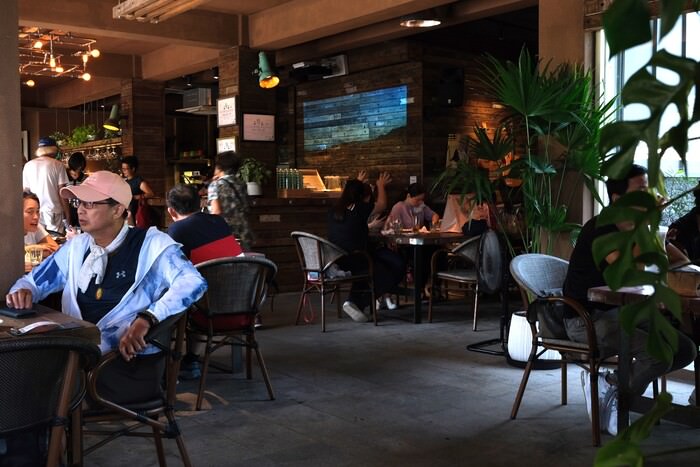 [蘇澳海景咖啡廳] 笑ㄟ咖啡。宜蘭東海岸海景咖啡廳推薦。露天座位+好吃PIZZA。一樓座位