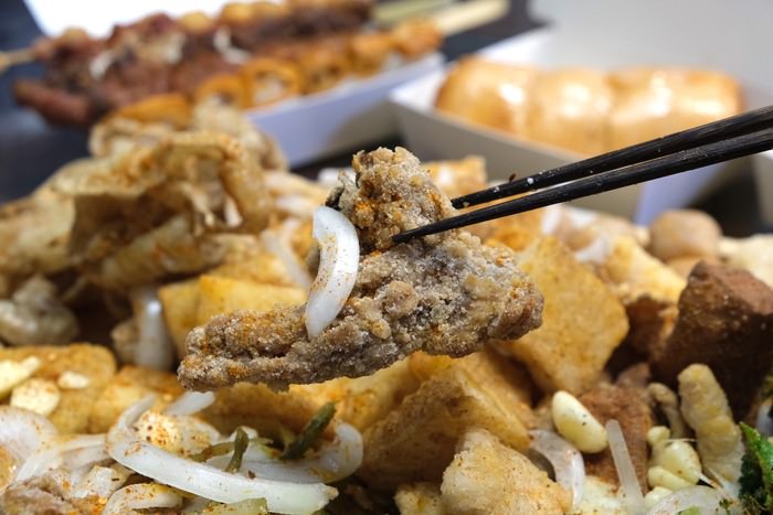 [新竹美食]大爺鹹酥雞食品店。新竹東區消夜推薦，好吃不油膩。三角骨