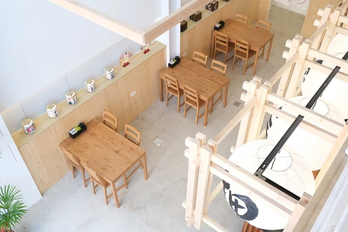 [竹北美食] 狸卷。握壽司、刺身、加州卷、丼飯。2023新開幕。二樓內用座位環境