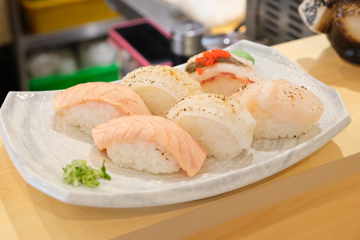 [善化美食] 日和壽司。比目魚鰭邊握壽司，鮭魚握壽司，天使紅蝦握壽司，干貝握壽司