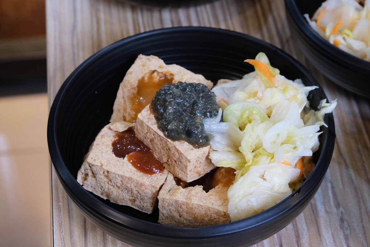 五味臭豆腐。新竹創意臭豆腐。皮蛋、椒麻、胡麻、五味醬口味。 - 第10張圖
