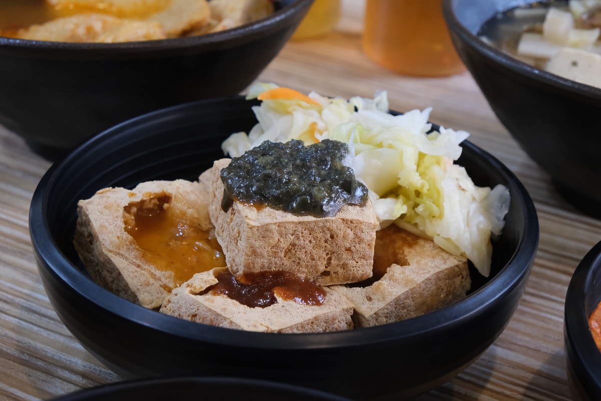 五味臭豆腐。新竹創意臭豆腐。皮蛋、椒麻、胡麻、五味醬口味。 - 第11張圖