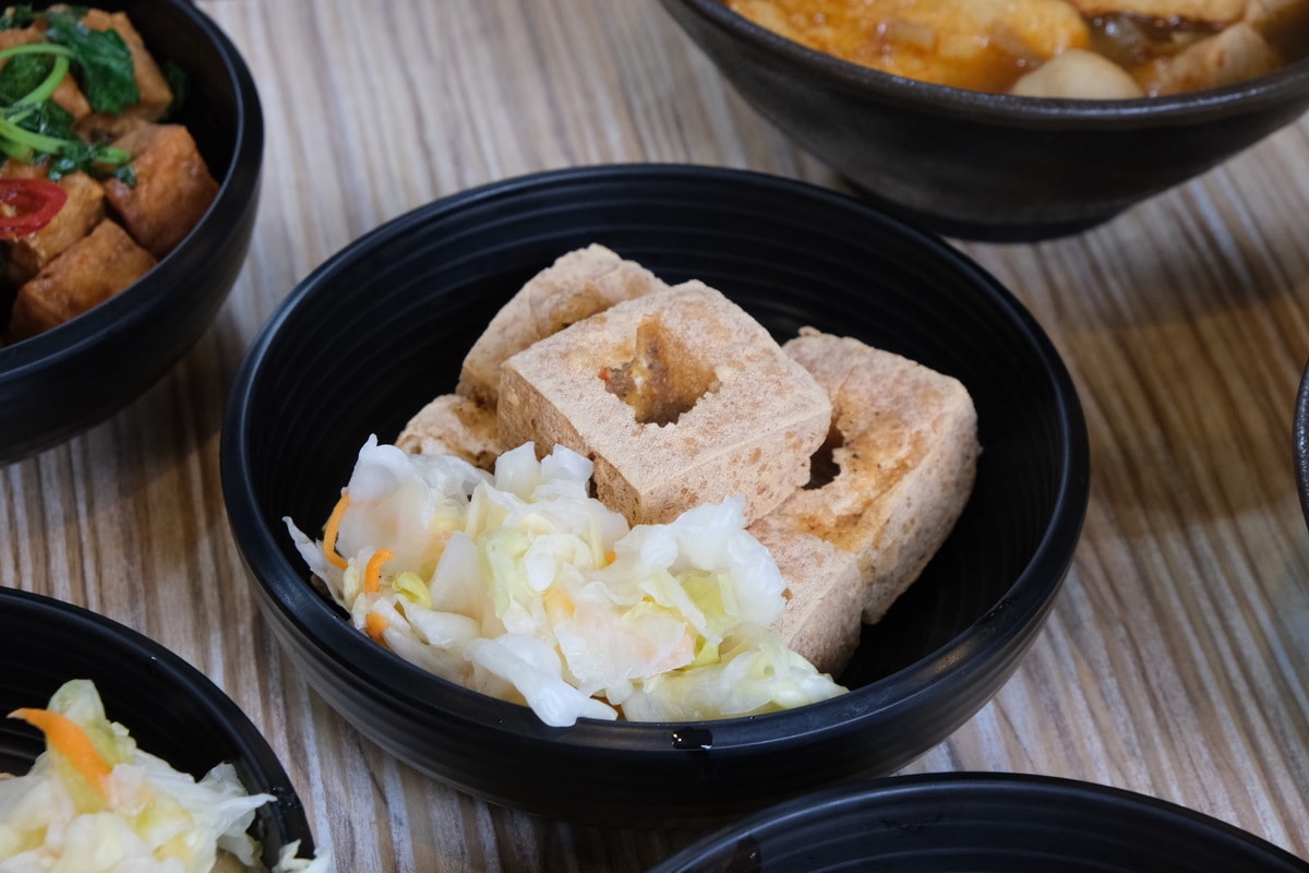五味臭豆腐。新竹創意臭豆腐。皮蛋、椒麻、胡麻、五味醬口味。 - 第12張圖