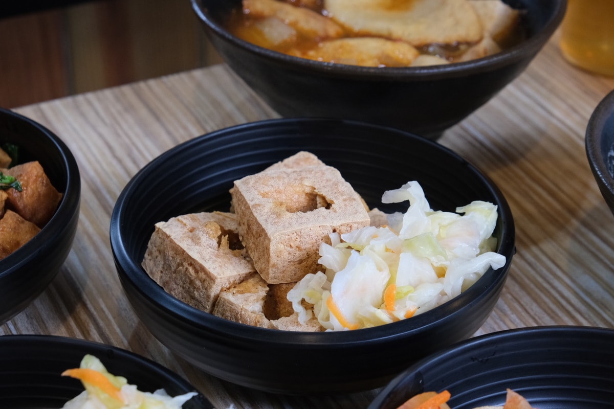 五味臭豆腐。新竹創意臭豆腐。皮蛋、椒麻、胡麻、五味醬口味。 - 第13張圖
